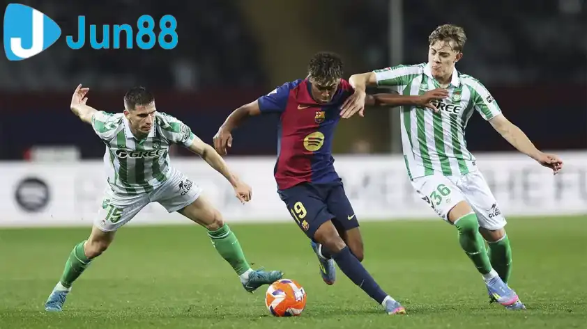 Với phong độ ấn tượng hơn, Barca được dự đoán sẽ chiến thắng trên sân đối thủ để củng cố ngôi đầu bảng.